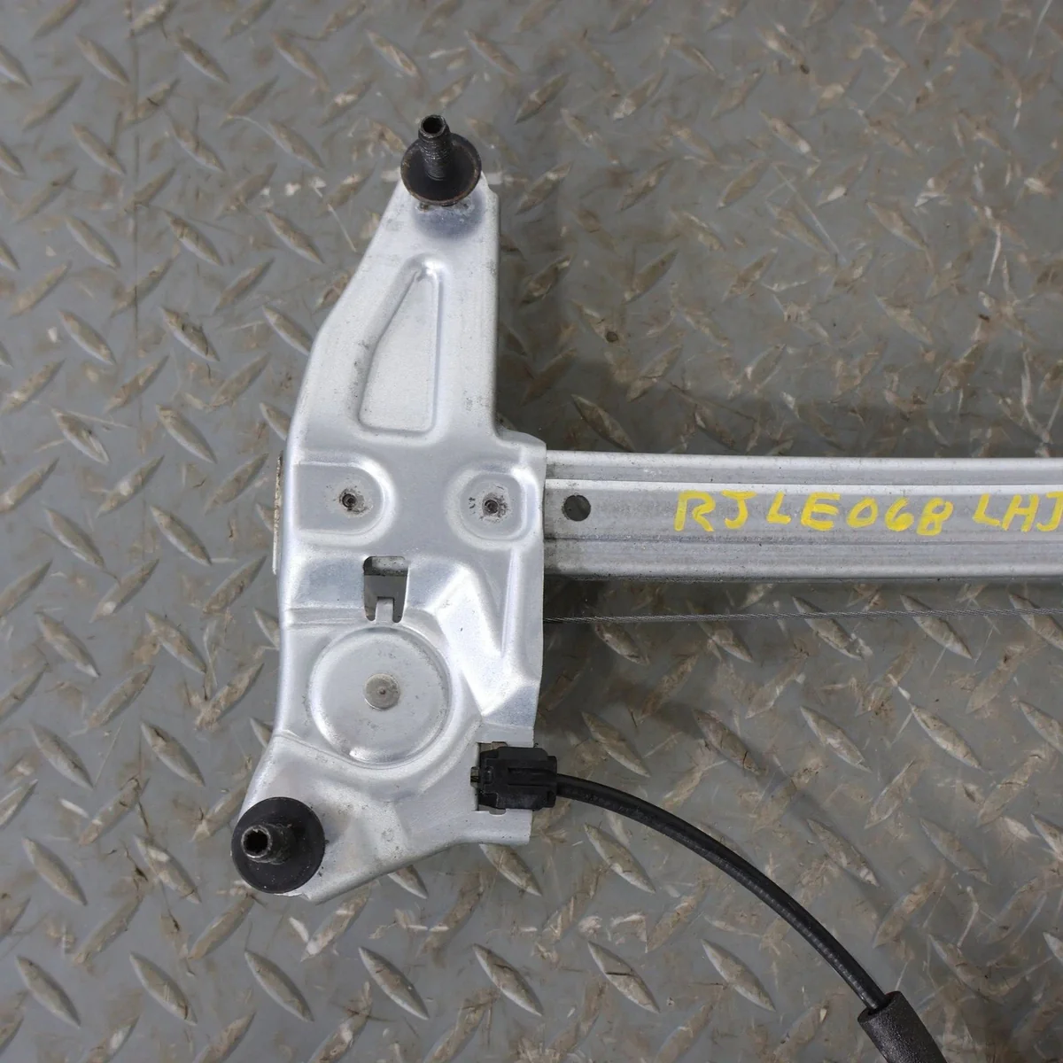 2018 Lexus LC500- FRONT DOOR REGULATOR - Image 3
