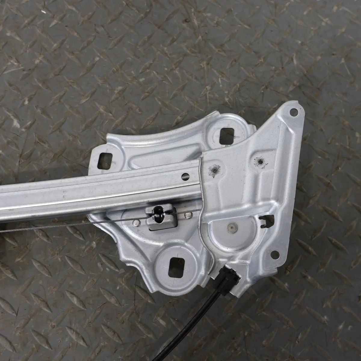 2018 Lexus LC500- FRONT DOOR REGULATOR - Image 4
