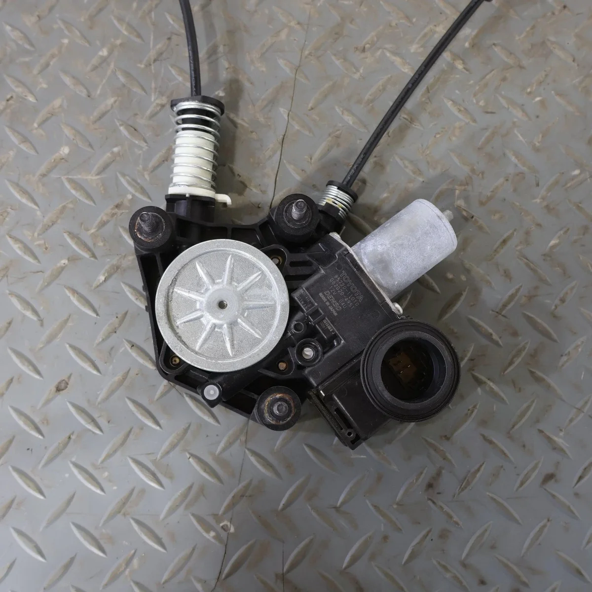 2018 Lexus LC500- FRONT DOOR REGULATOR - Image 5