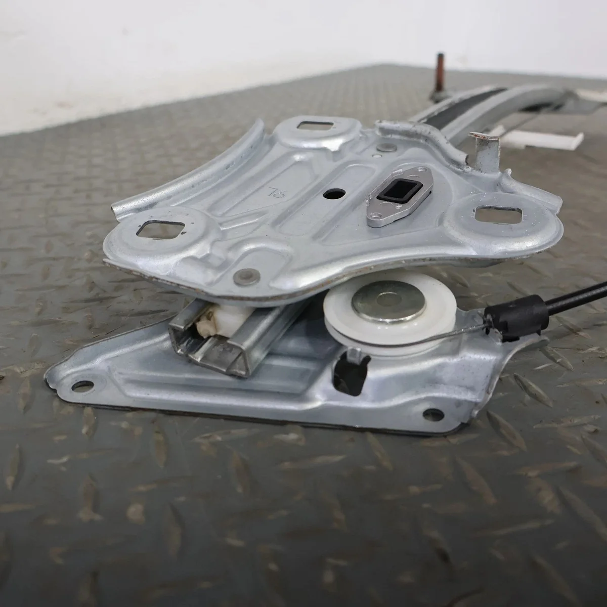 2018 Lexus LC500- FRONT DOOR REGULATOR - Image 9