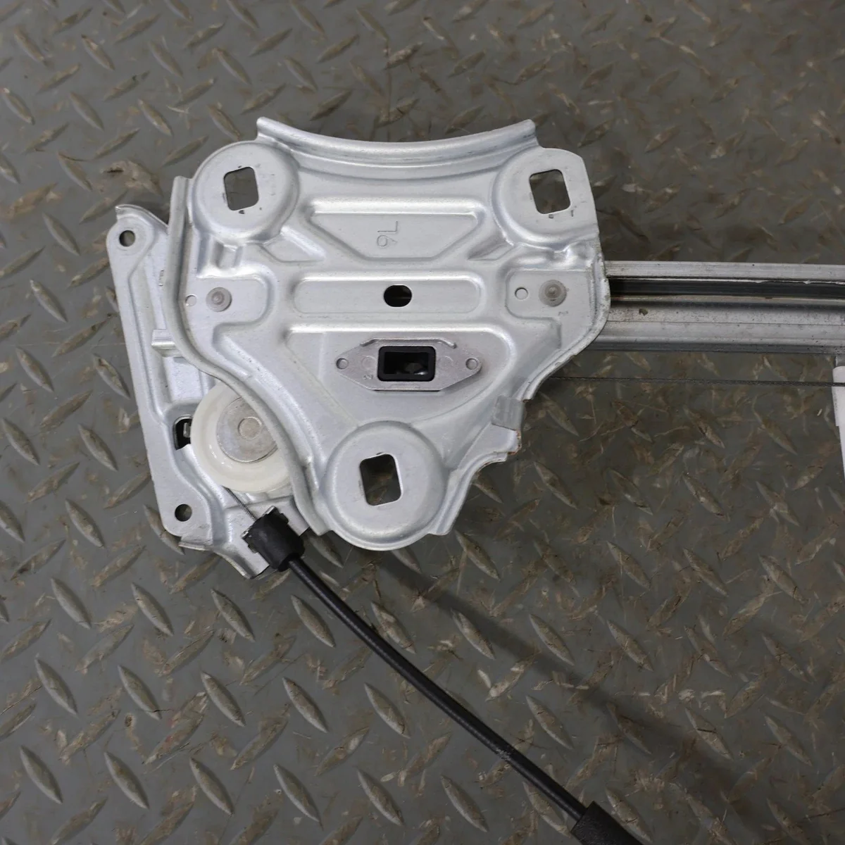 2018 Lexus LC500- FRONT DOOR REGULATOR - Image 10