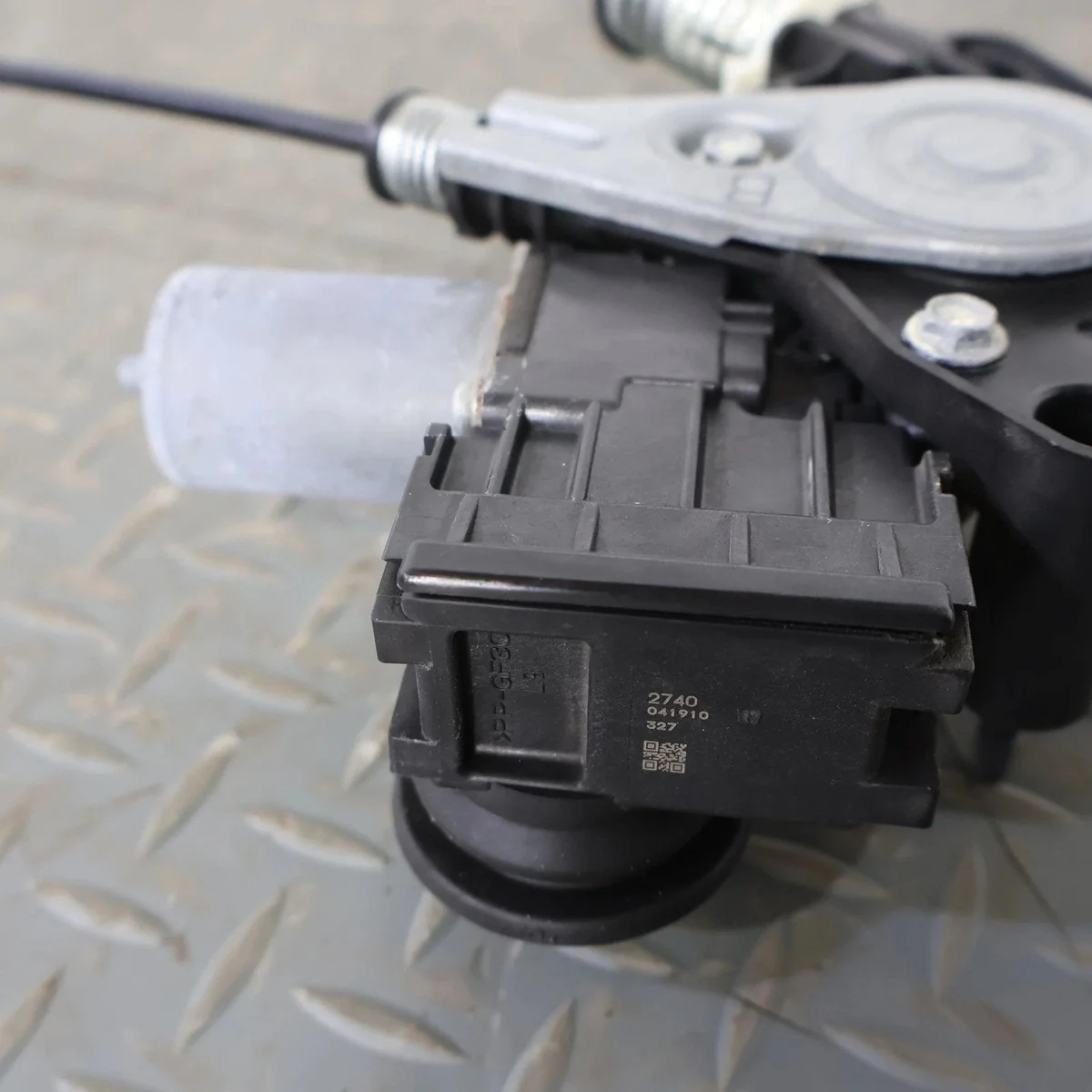2018 Lexus LC500- FRONT DOOR REGULATOR - Image 11